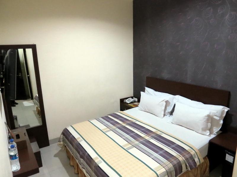Vindhika Hotel Makassar Szoba fotó